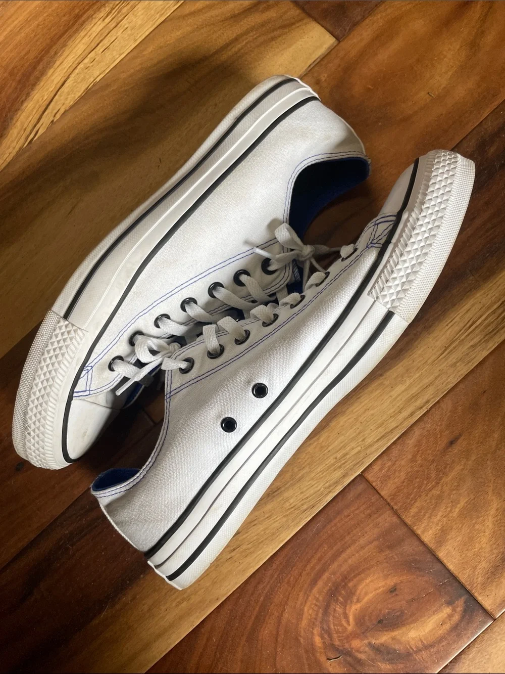 Converse Unisex White Sneakers. Good Condition. Men's Size 11. Women's Size 13. - Picture 3 of 11